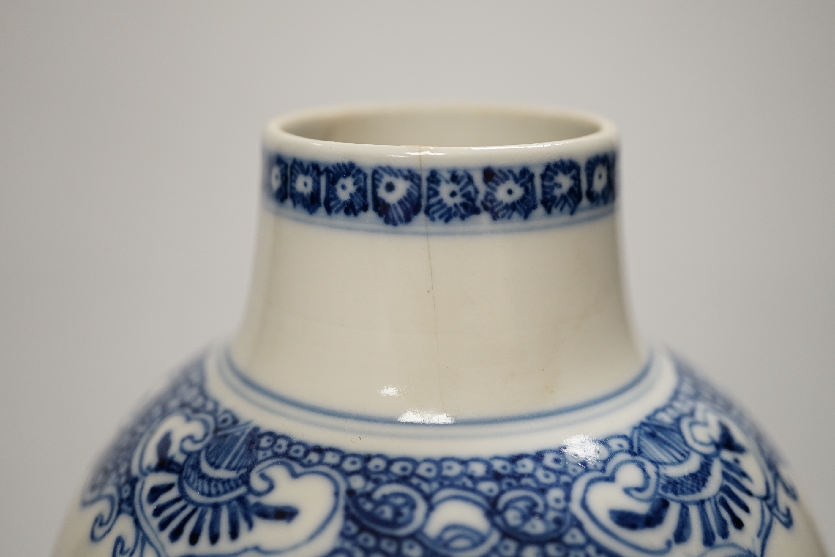 A Chinese Qianlong blue and white vase with wooden cover, 31.5cm